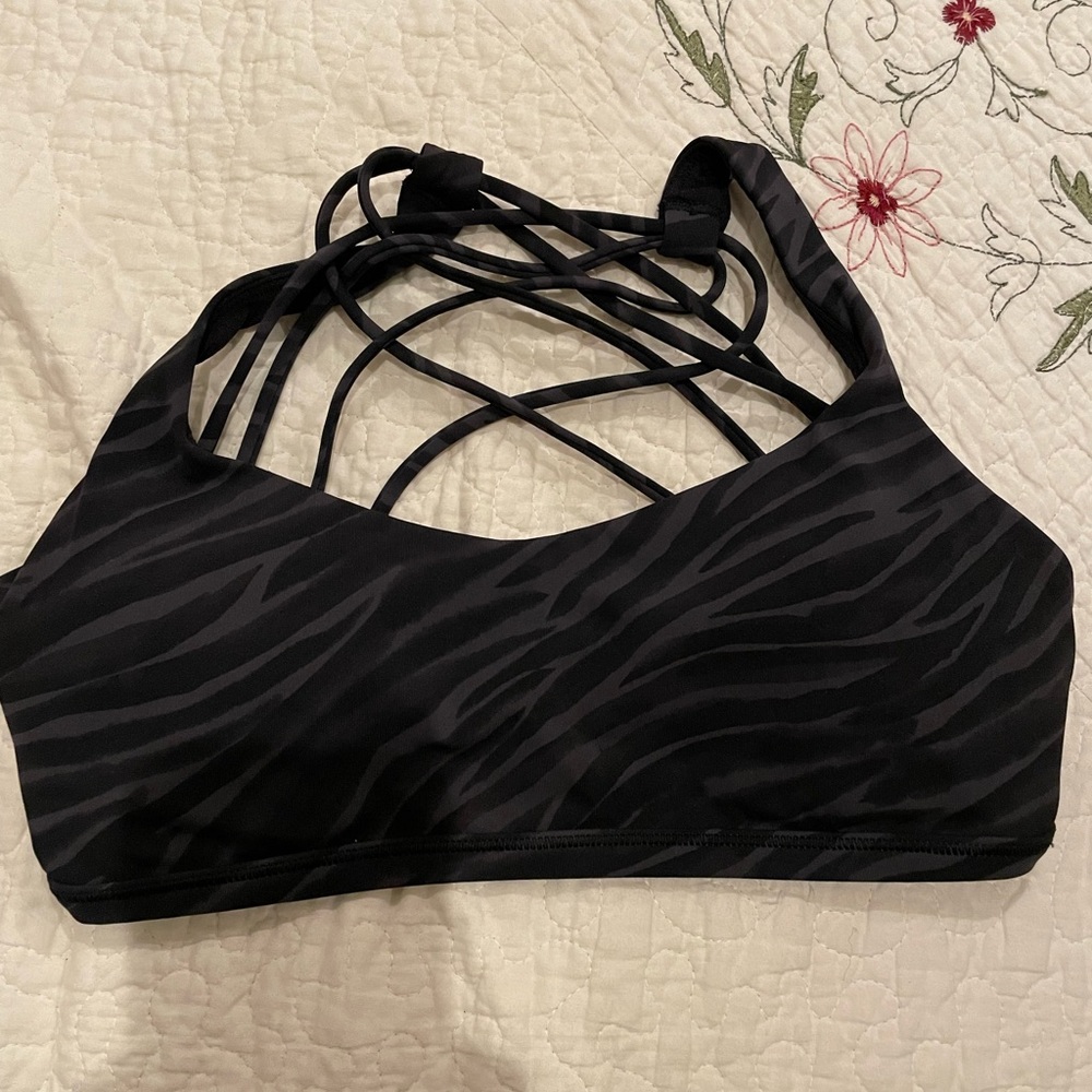 Like new lululemon Free to be wild bra Sz6